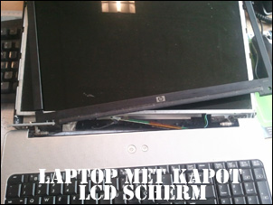 Een kapot LCD-scherm van een laptop waarvan de scharnieren zijn blijven hangen.